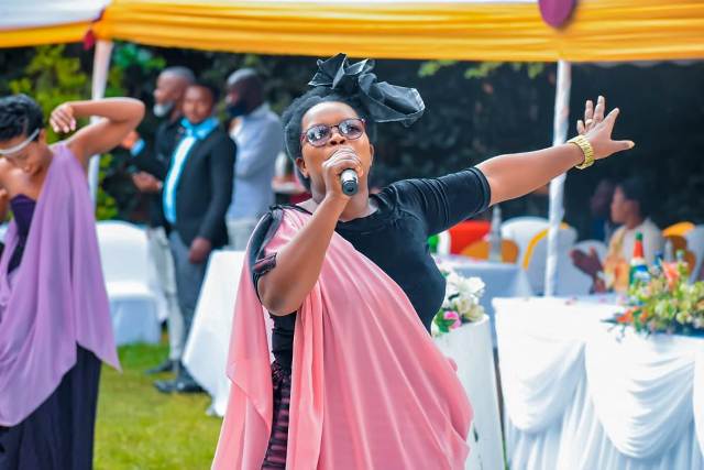 Umuhanzikazi Stella atangaza ko akomeje gukorera Imana no mu zindi mpano zitandukanye agakiza